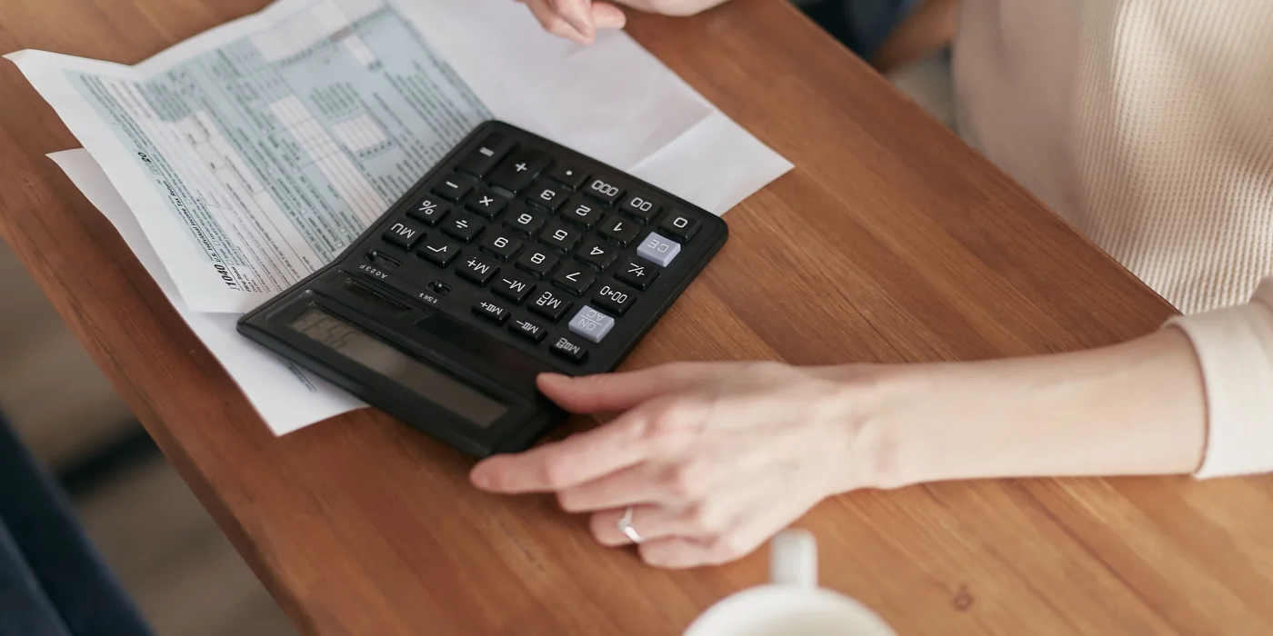 Pessoa organizando orçamento e limites financeiros
