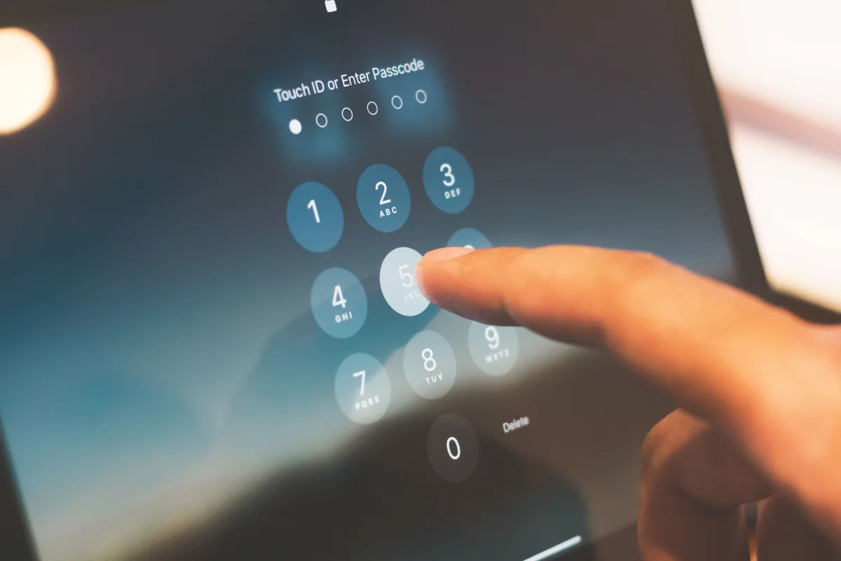 Pessoa digitando código de acesso em um smartphone