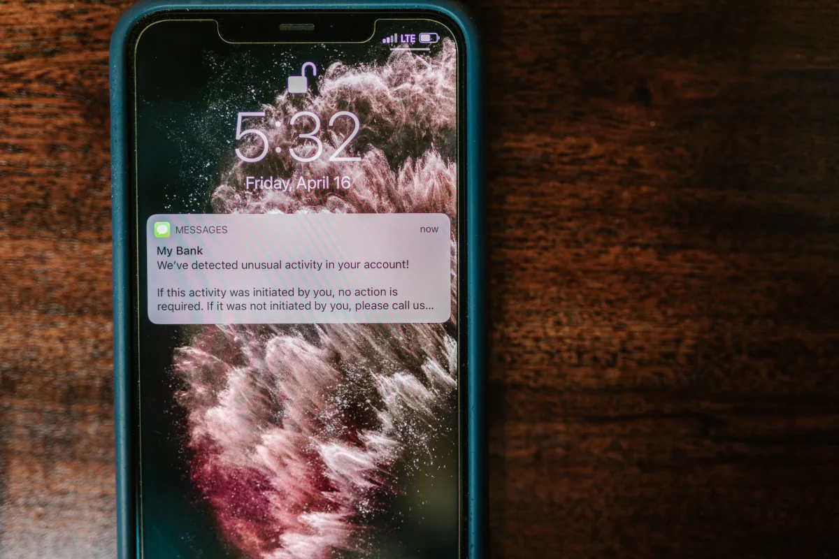 Notificação financeira exibida na tela de um smartphone