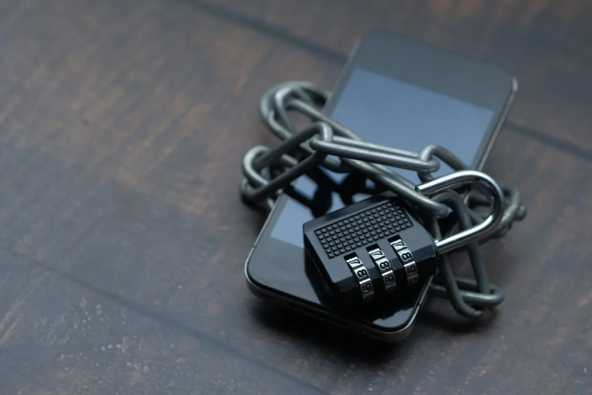 Smartphone protegido por cadeado representando segurança da conta