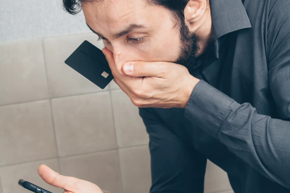 Usuário verificando possível problema de segurança financeira no celular